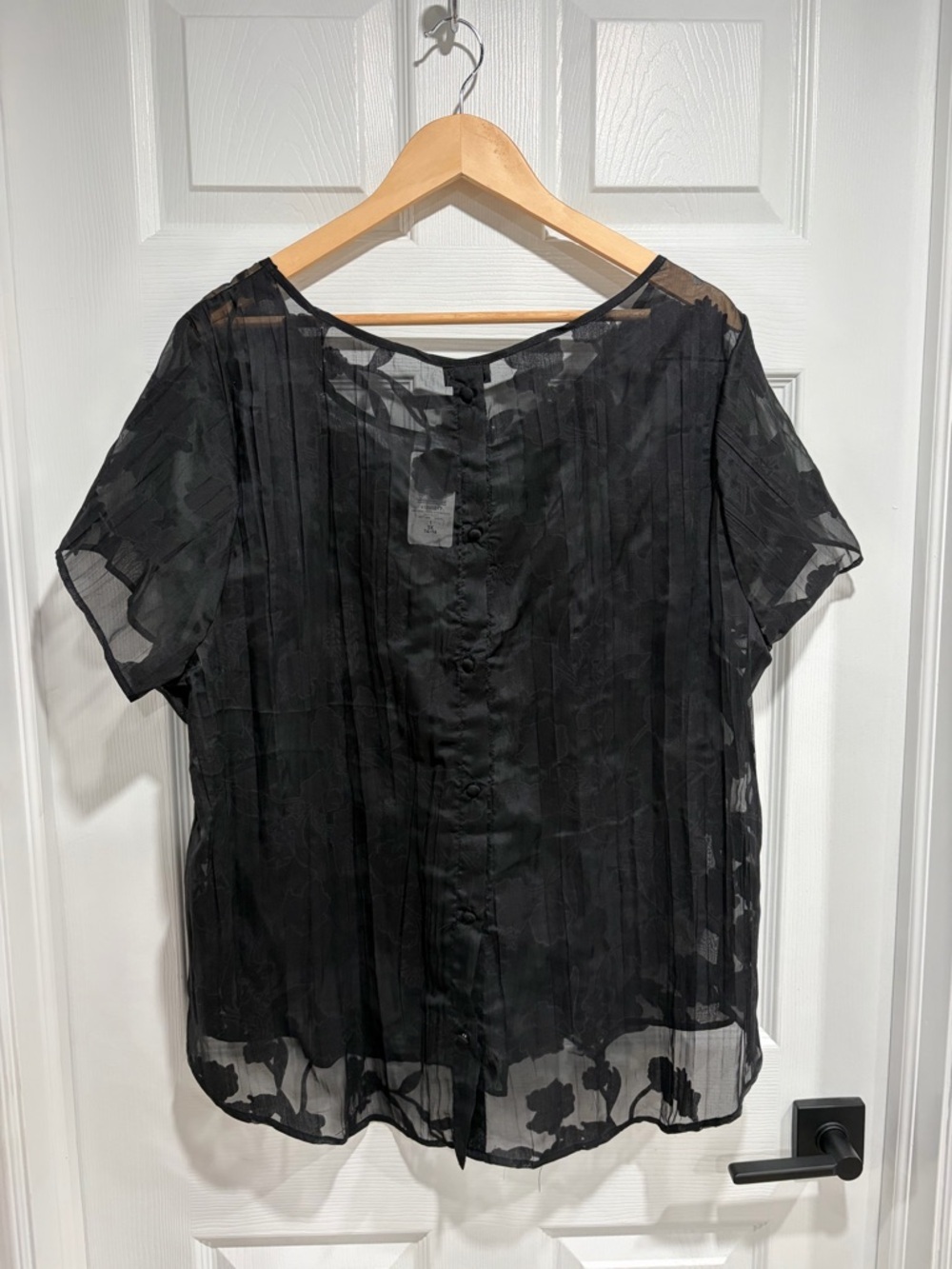 2/$30 Torrid Women’s Abbey Cotton Clip Floral Button Back Blouse Deep Black - Picture 3 of 7